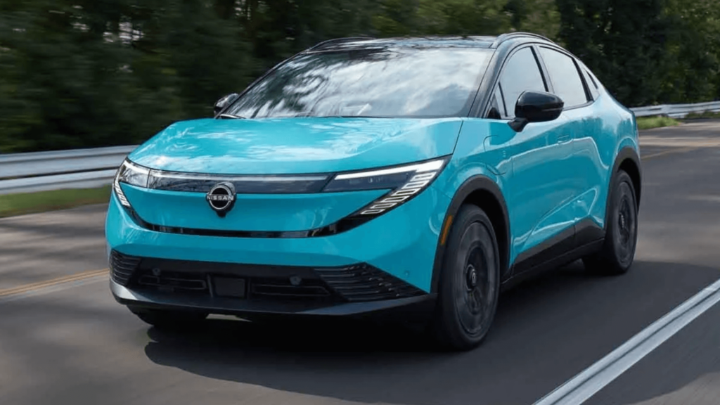 Nissan Leaf 2026 azul em movimento.