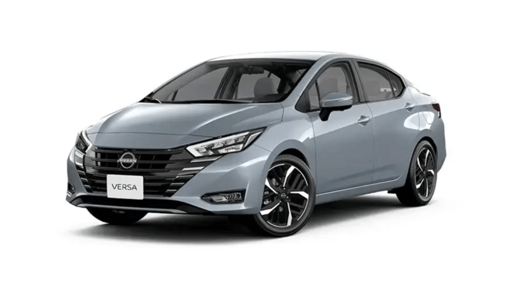 Nissan Versa cinza na diagonal em um fundo branco.
