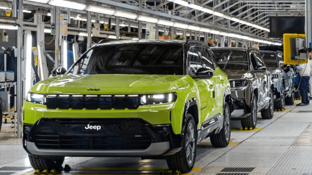 Novo Jeep Compass verde dentro da fábrica.