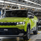 Novo Jeep Compass verde dentro da fábrica.