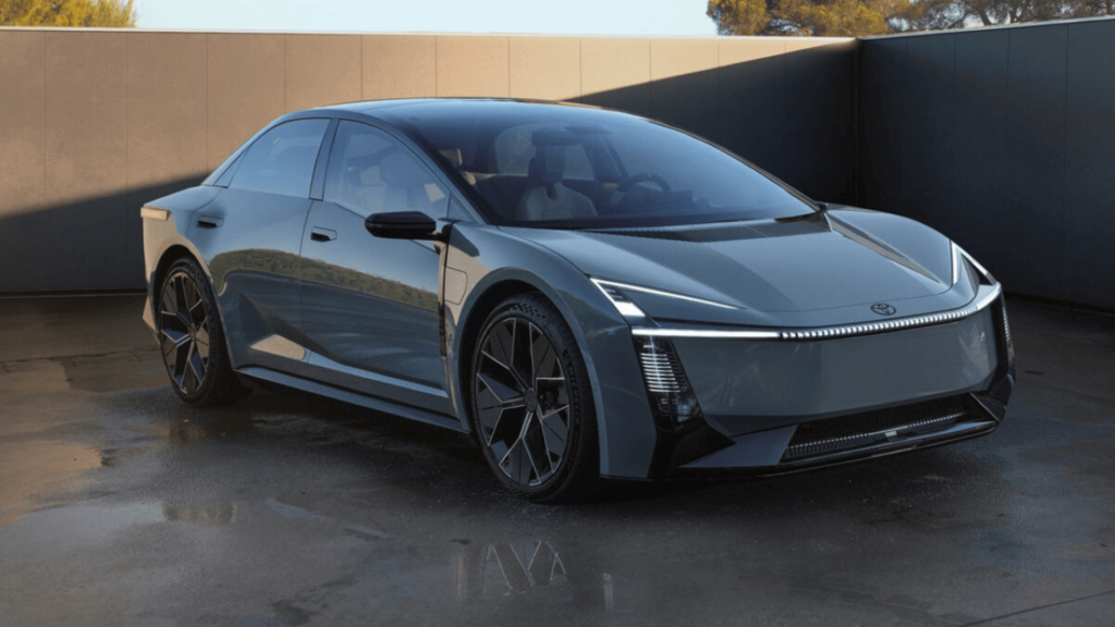 Novo Toyota Corolla cinza parado na diagonal.