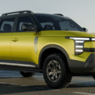 Nova Nissan Frontier híbrida amarela parada na diagonal.