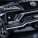 Fortuner Leader Edition preto na diagonal em um fundo escuro de frente.