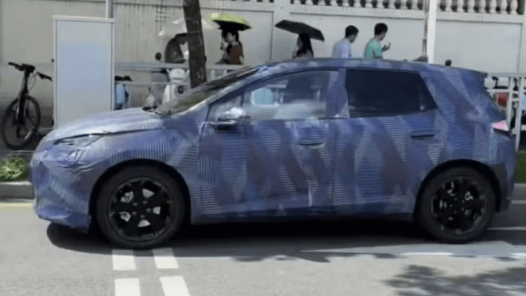 Novo BYD Dolphin camuflado de azul em movimento em uma estrada na China.