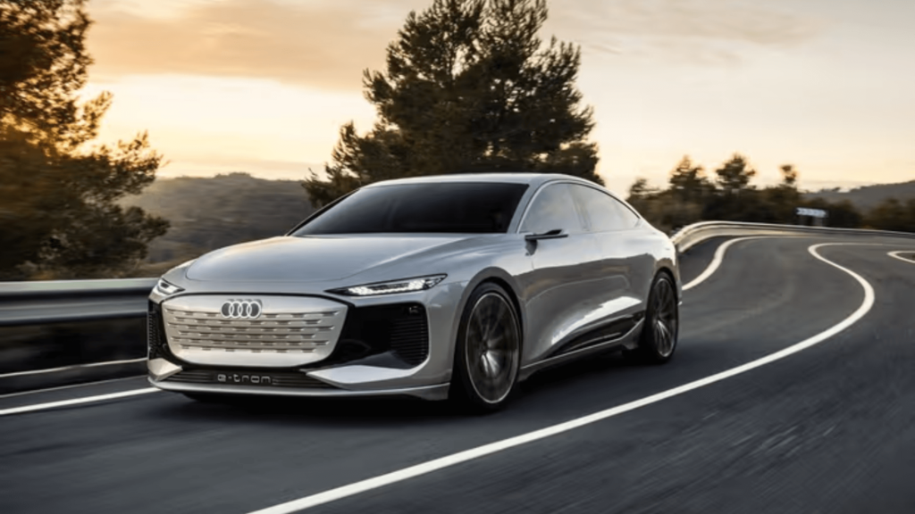Audi A4 e-tron prata em movimento na estrada.