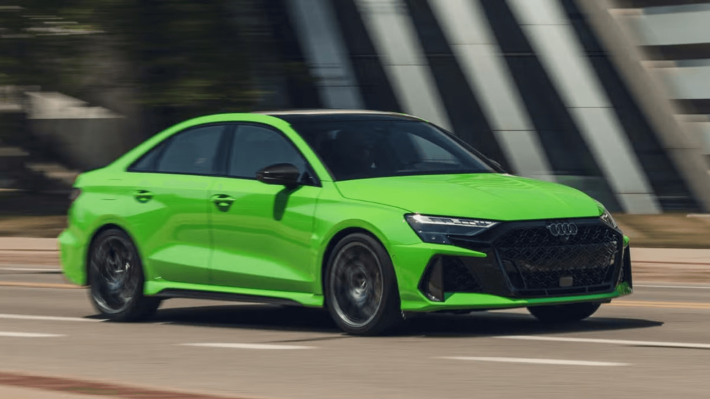 Audi RS3 2026 verde em movimento na estrada.