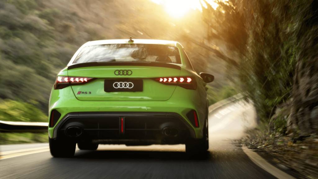 Traseira do Audi RS3 2026 verde.