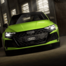 Frente do Audi RS3 2026 com os faróis acesos.
