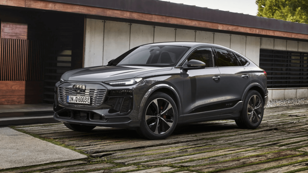 Novo Audi SQ6 Sportback e-Tron cinza parado na diagonal.
