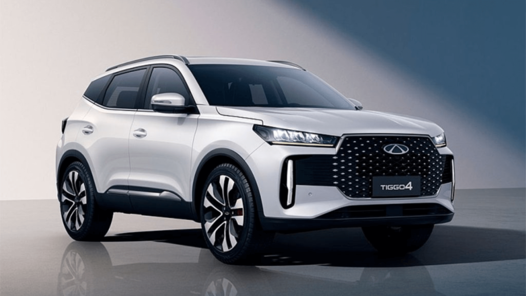 CAOA Chery Tiggo 5X 2026 parado na diagonal em um fundo branco.