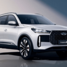 CAOA Chery Tiggo 5X 2026 parado na diagonal em um fundo branco.