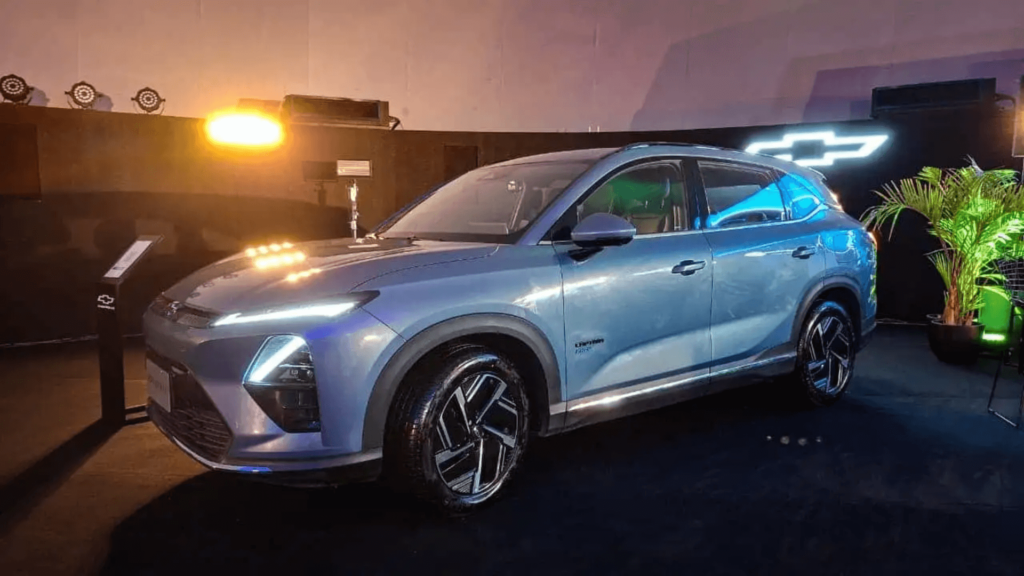 Novo Chevrolet Captiva elétrica parada na diagonal.