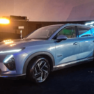 Novo Chevrolet Captiva elétrica parada na diagonal.