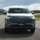 Novo Haval H6L de frente na estrada.