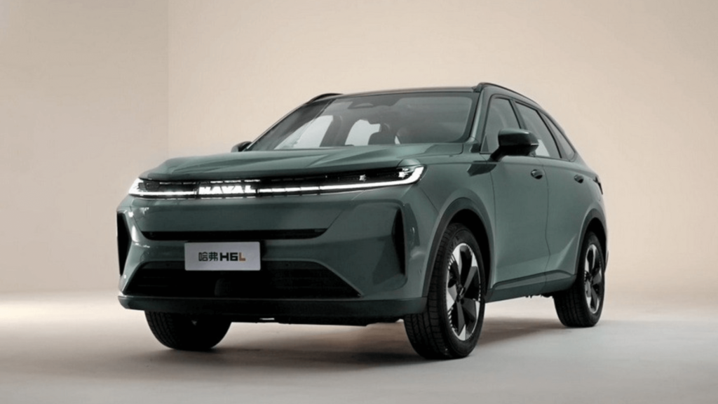 Novo Haval H6L parado na diagonal no fundo bege.