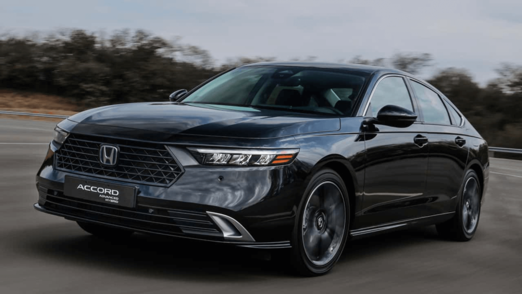 Honda Accord Advanced Hybrid 2025 azul em movimento na estrada.