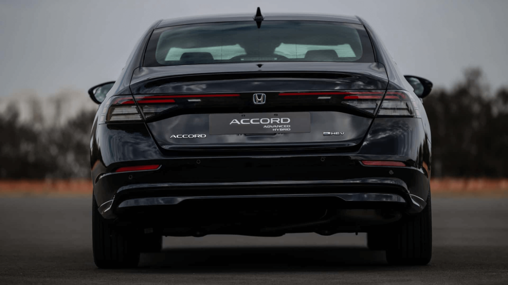 Traseira do Honda Accord Advanced Hybrid 2025 azul.