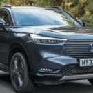 Novo Honda HR-V híbrido flex azul em movimento na estrada.