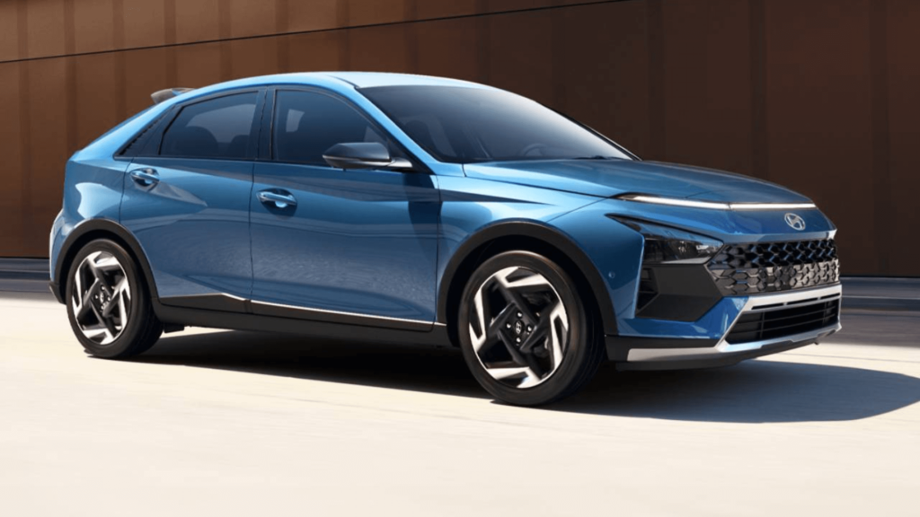 Novo Hyundai HB20 azul parado na diagonal.