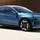 Novo Hyundai HB20 azul parado na diagonal.