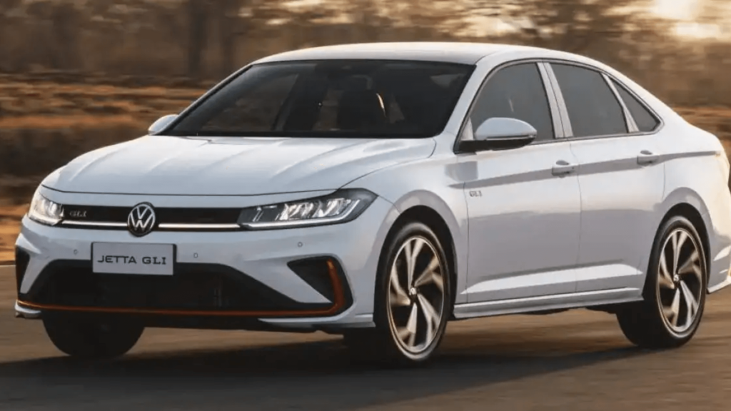 Volkswagen Jetta GLI 2026 branco em movimento na estrada.