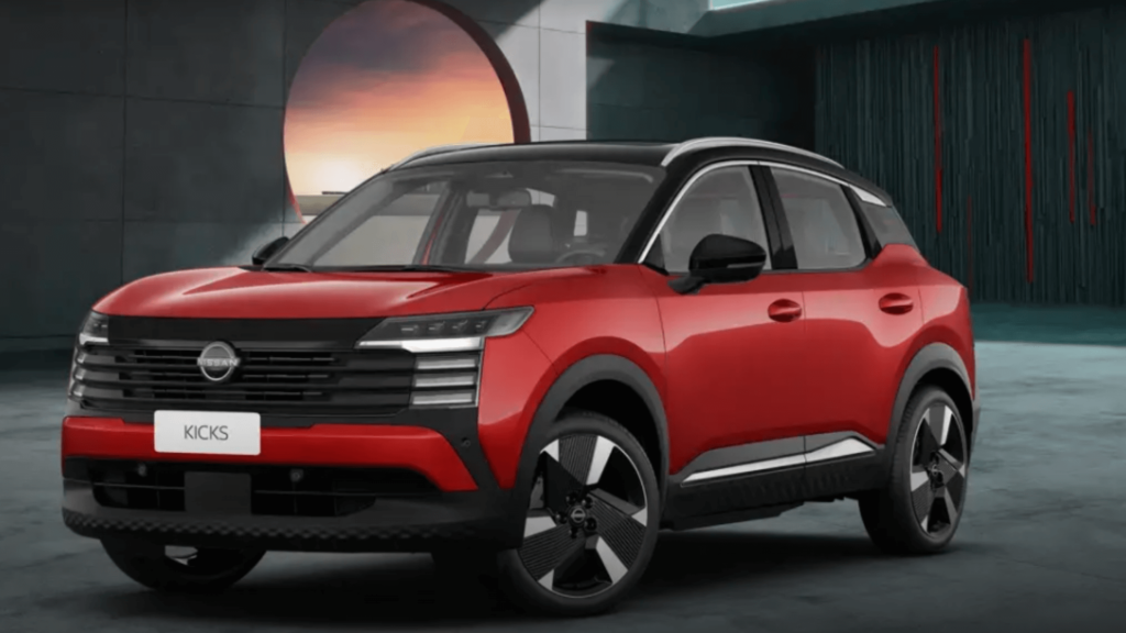 Novo Nissan Kicks vermelho parado na diagonal em um fundo escuro.