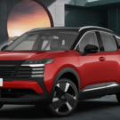 Novo Nissan Kicks vermelho parado na diagonal em um fundo escuro.