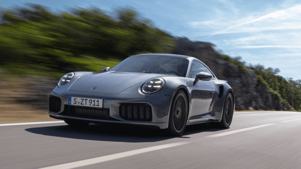 Novo Porsche 911 Turbo S 2026 cinza em movimento na estrada.
