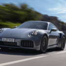 Novo Porsche 911 Turbo S 2026 cinza em movimento na estrada.