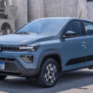 Novo Renault Kwid E-Tech 2026 azul parado na diagonal.