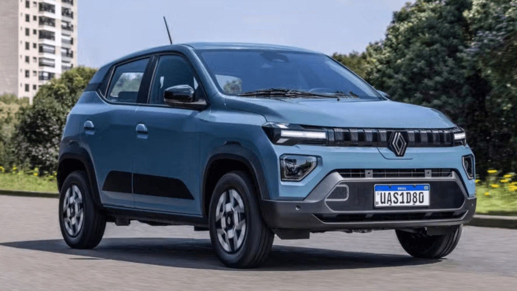 Novo Renault Kwid E-Tech 2026 azul de frente com os faróis acesos de dia em um asfalto.