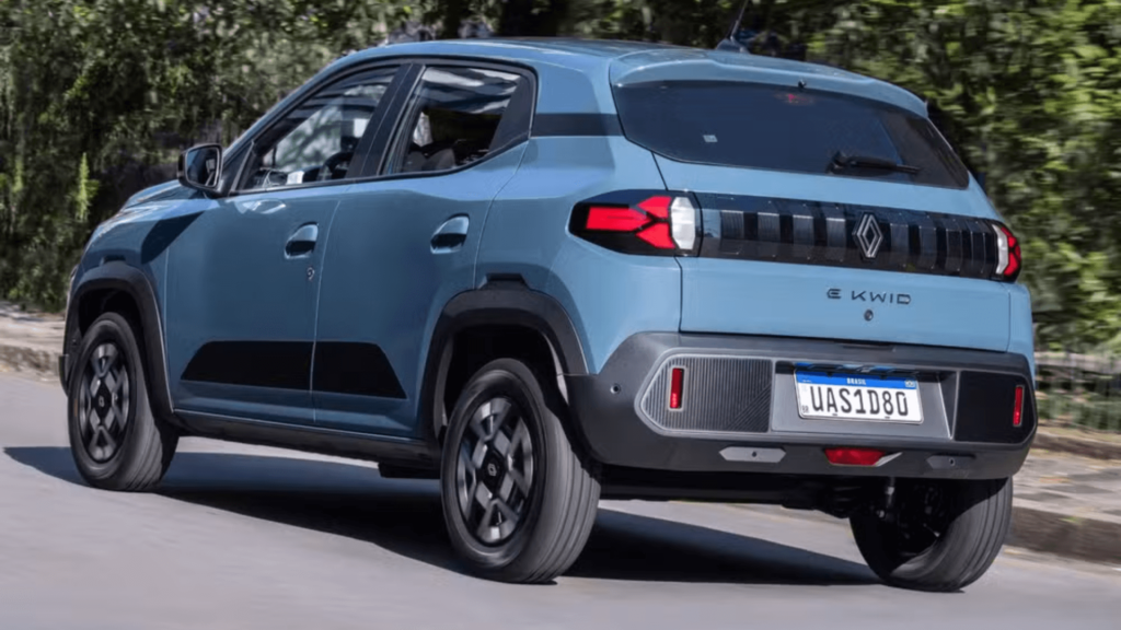 Traseira do Renault Kwid E-Tech 2026 azul que está em movimento.