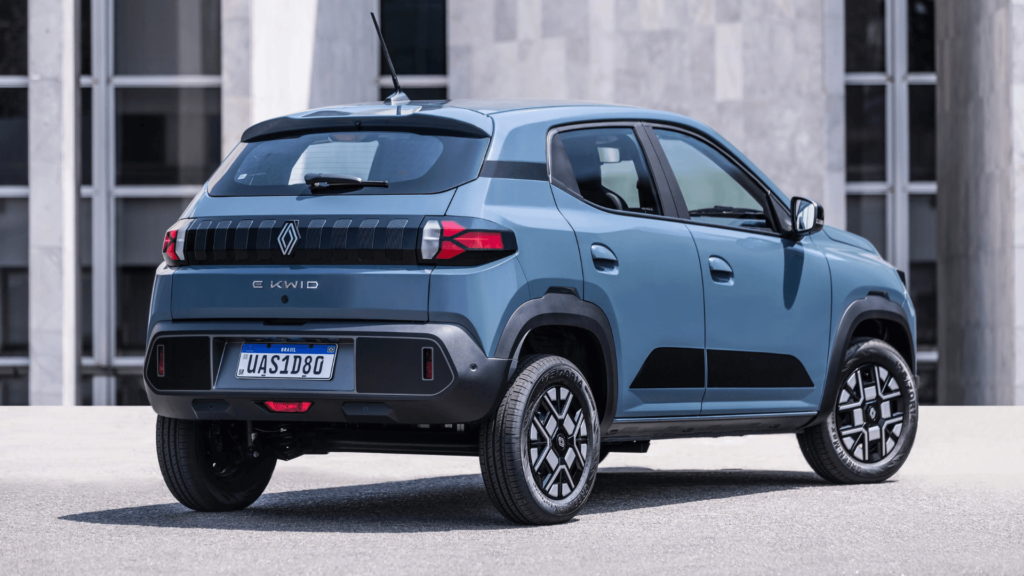 Traseira do Novo Renault Kwid E-Tech azul parado.