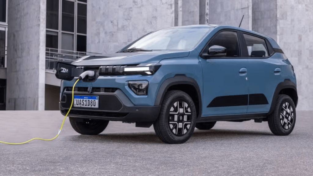 Novo Renault Kwid E-Tech 2026 carregando parado.