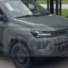 Frente do novo Novo Renault Kwid E-Tech verde musgo.