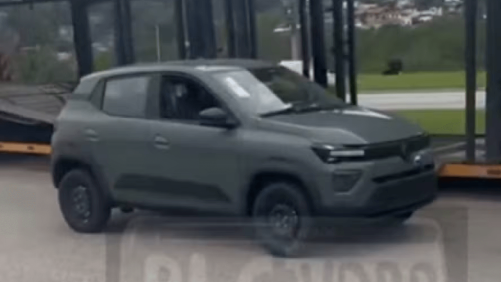 Novo Renault Kwid E-Tech verde musgo parado de lado.