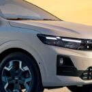 Dianteira do novo Renault Logan branco com os faróis acesos.