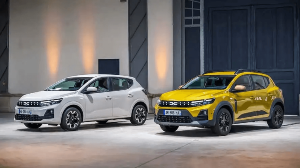 Dois Renault Sandero 2026 um do lado do outro em uma exposição.