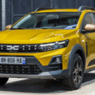 Sandero 2026 amarelo parado na diagonal..