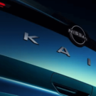 Traseira do Nissan Kait azul.