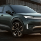 Novo visual do T-Cross verde parado na diagonal.