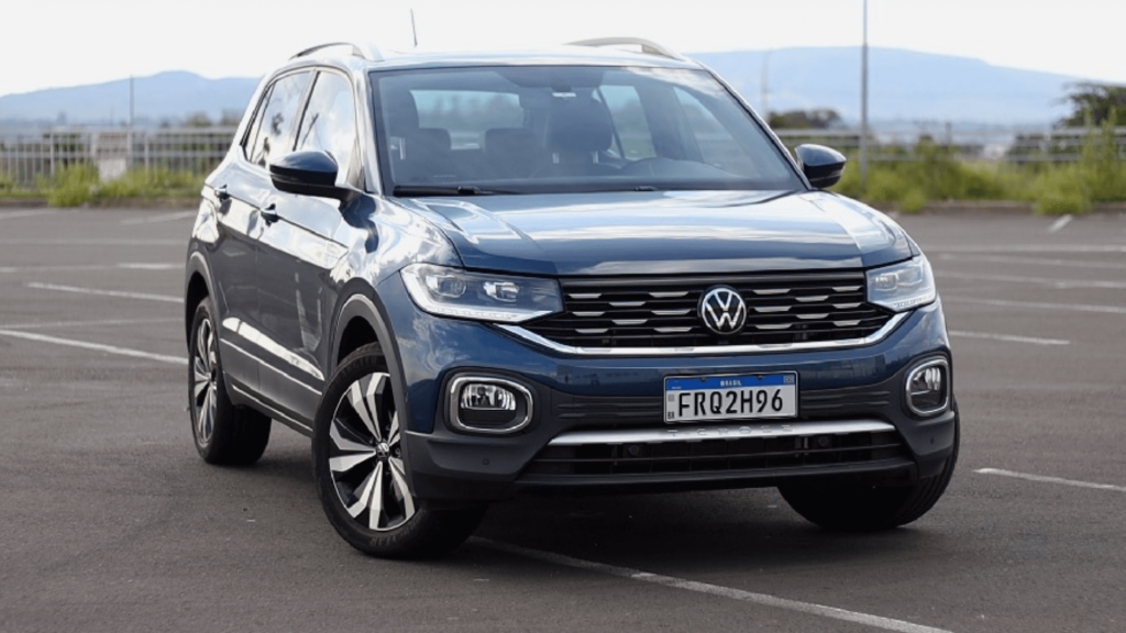 Volkswagen T-Cross azul parado na diagonal.