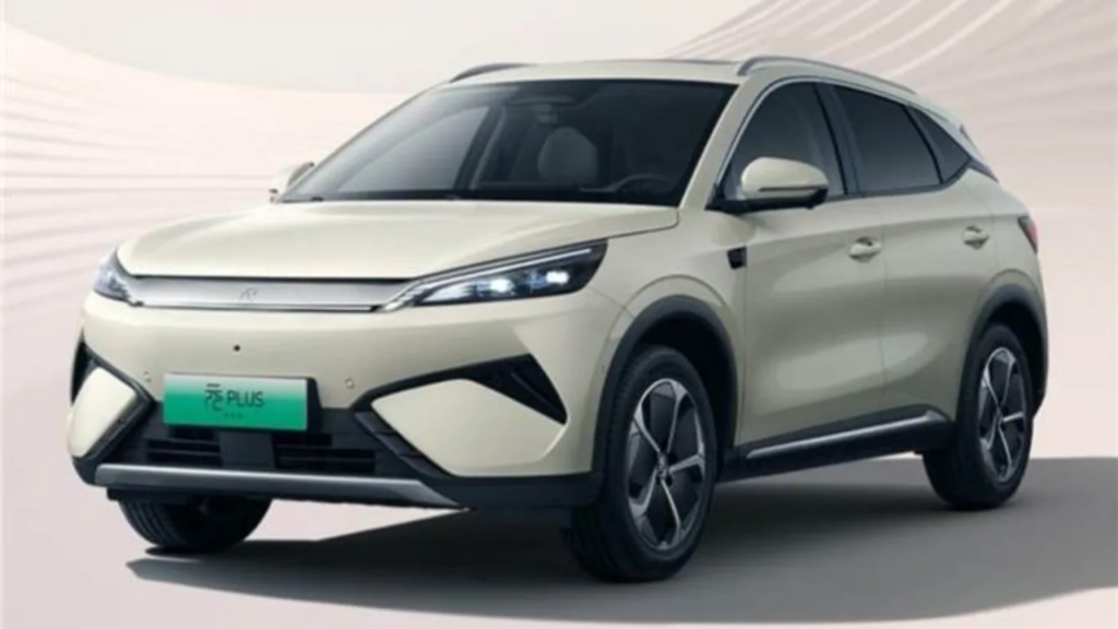 BYD Yuan Plus 2026 bege parado na diagonal.