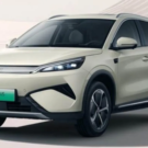 BYD Yuan Plus 2026 bege parado na diagonal.