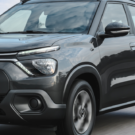 Citroën C3 cinza escuro em movimento na estrada.