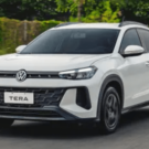 Volkswagen Tera branco em movimento na estrada.