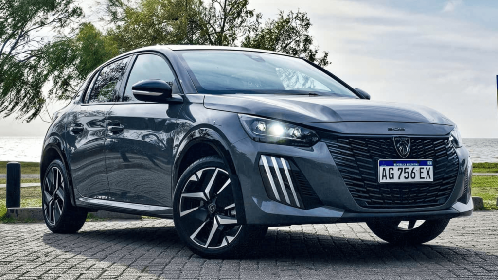 Peugeot 208 cinza parado na diagonal.