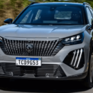 Peugeot 2008 cinza em movimento de frente.