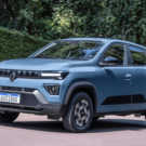 Renault Kwid E-Tech 2026 azul em movimento na estrada.