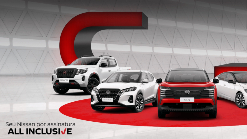 4 carros da nissan em um fundo branco com um elemento vermelho.